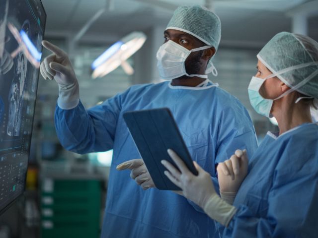 KI-gestützte Auswertung medizinischer Bilddaten während eines Eingriffs. 