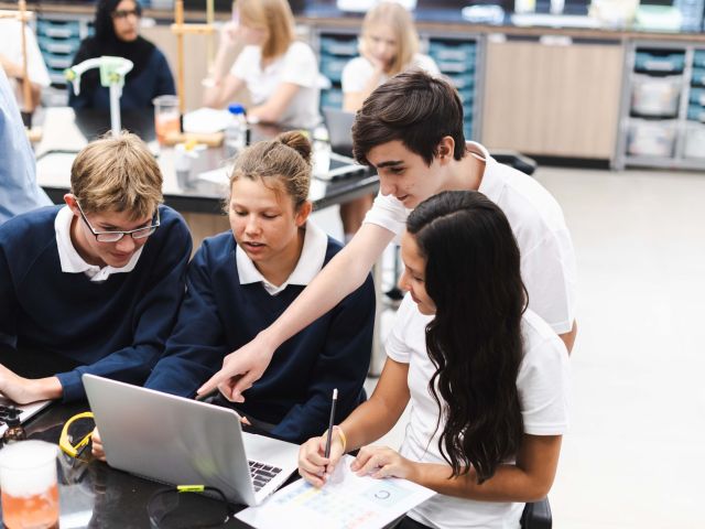 Studium und Ausbildung bieten jeweils sehr gute Chancen. 