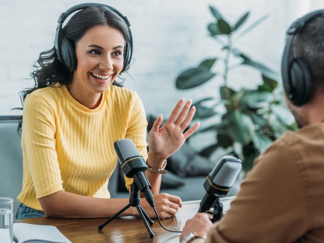 Fast die die Hälfte der Deutschen hört gelegentlich Podcasts.