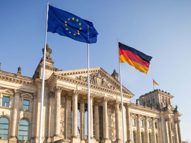 Vor dem Deutschen Bundestag weht die Europäische Fahne.