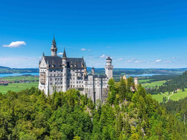 Schloss Neuschwanstein zieht Menschen aus der ganzen Welt an.