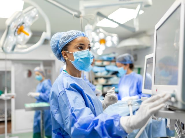 Eine Frau in medizinischer Schutzkleidung. 