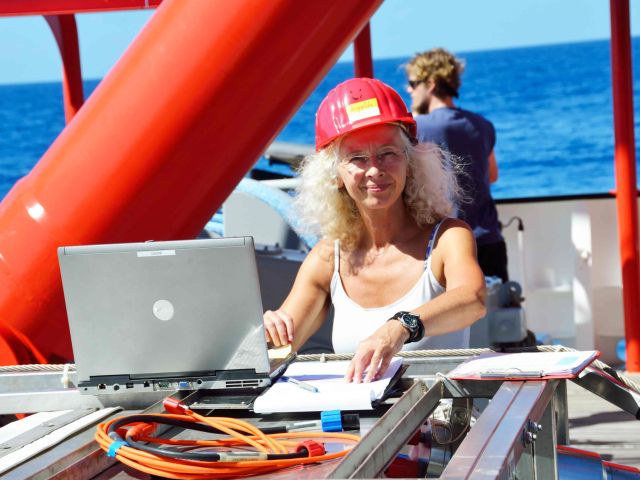 Angelika Brandt an Bord eines Forschungsschiffes 