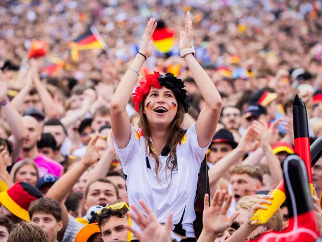 Fußball-Fans feiern 2024 beim Public Viewing in Berlin.