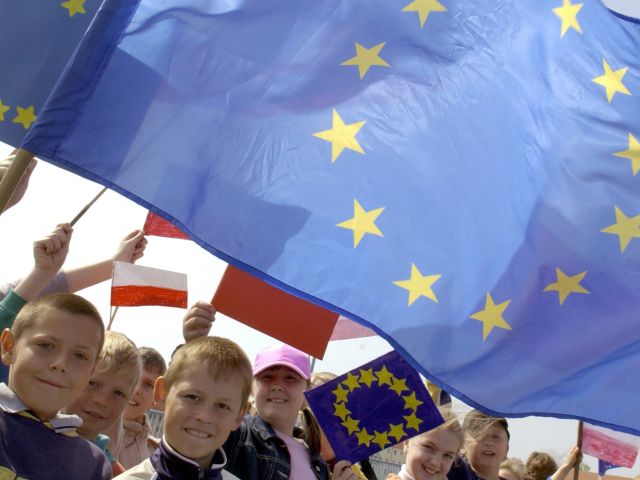 Kinder feiern 2004 die Öffnung der Grenze.