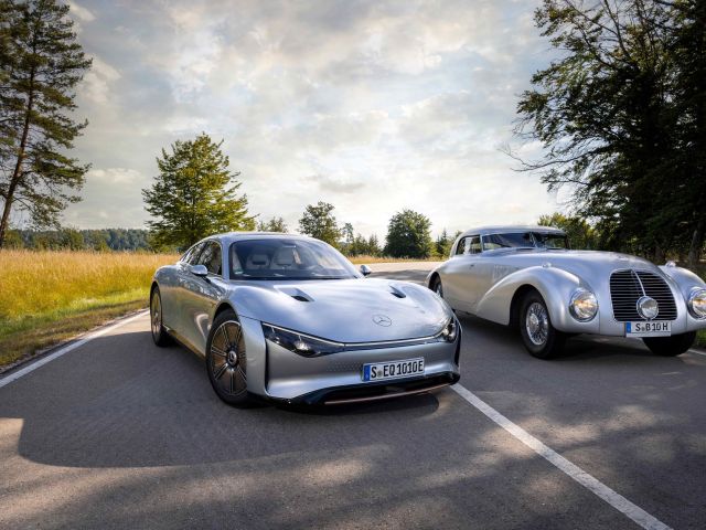 Mercedes-Benz Forschungsfahrzeuge Vision EQXX (2022) und 540K (1938)