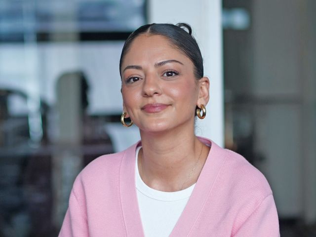 Niyousha Akbari, Social Media Managerin bei der Bildungsstätte Anne Frank.