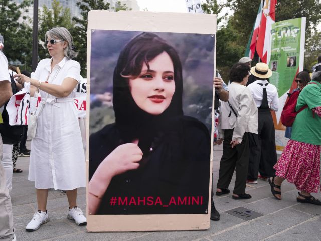 Protest in Paris zum Gedenken an Jina Mahsa Amini, deren Tod 2022 weltweite Demonstrationen auslöste.