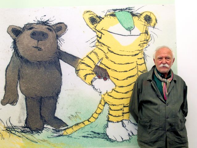 Janosch im Jahr 2010 mit seinen berühmtesten Figuren Tiger und Bär.