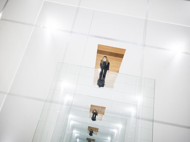 Ein Spiegelraum mit einer Frau