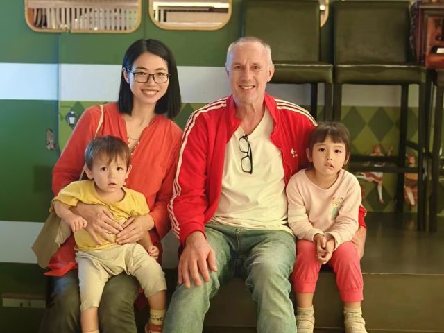 Familie Gerber im Café der Bäckerei Brotecke in Taicang