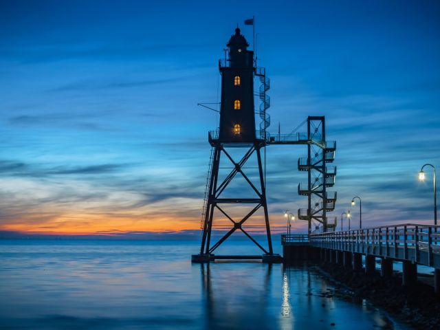 Leuchtturm bei Sonnenaufgang 