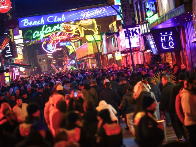 Ansicht der Reeperbahn in der Nacht. 