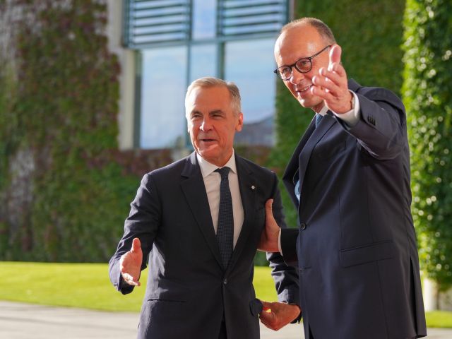 Bundeskanzler Friedrich Merz (r) empfängt den kanadischen Premierminister Mark Carney im August 2025 vor dem Kanzleramt.