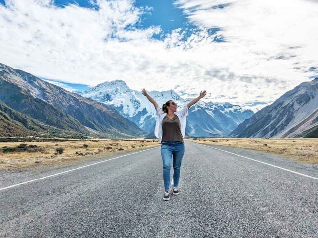 Anne-Sophie auf dem Weg zum Hooker Valley Trek in Neuseeland