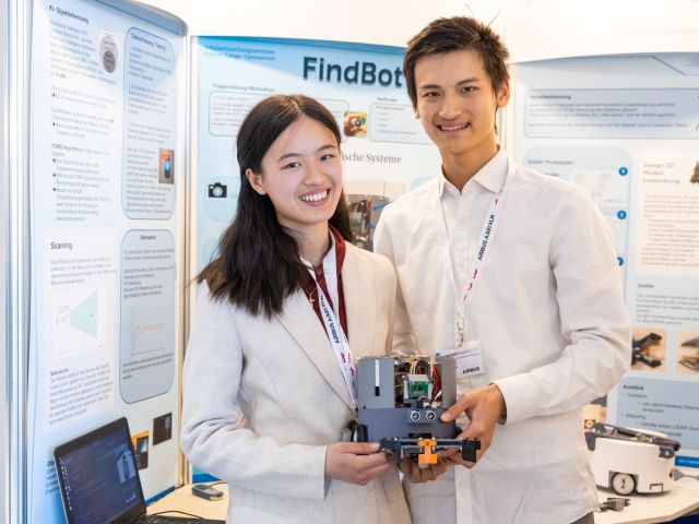 Eva und David Shi mit ihrem „FindBot“