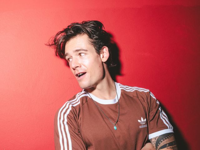 Spielt mit deutschen Klischees: Comedian Mario Adrion 