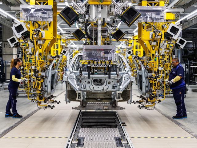 Arbeiter in einer Autofabrik