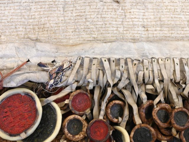 Diese Urkunde von 1422 besiegelt den Frieden von Melnosee zwischen Polen, Litauen, Masowien und dem Deutschen Orden. 