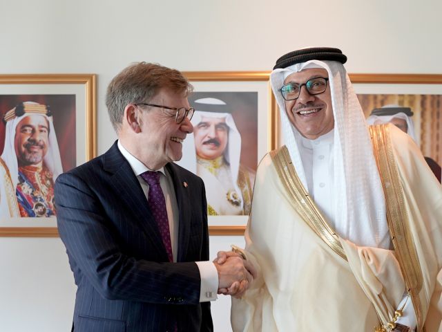 Johann Wadephul (l.) und Abdel Latif al-Sajani, Außenminister des Königreichs Bahrain 