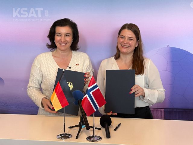 Forschungsministerin Dorothee Bär (l) und die norwegische Industrieministerin Cecilie Myrseth