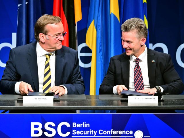 Bundesverteidigungsminister Pistorius (l.) und sein schwedischer Amtskollege Jonson