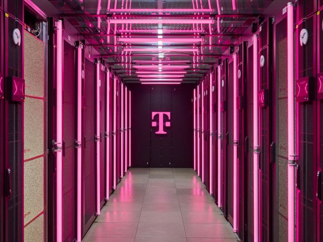 Die Deutsche Telekom nimmt in München eine der größten KI-Fabriken Europas in Betrieb.