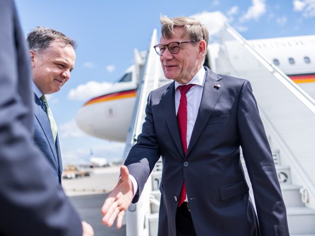 Außenminister Wadephul am Flughafen von Athen