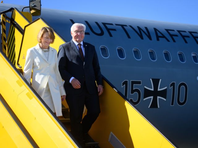 Bundespräsident Frank-Walter Steinmeier und Elke Büdenbender bei der Ankunft am Flughafen Stockholm-Arlanda