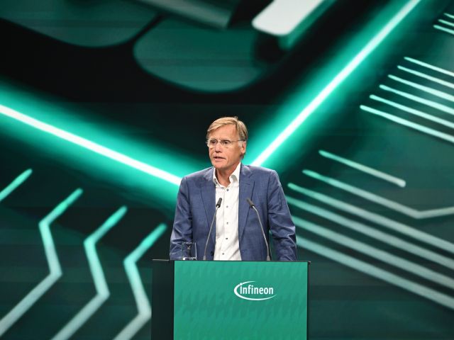 Jochen Hanebeck, Vorstandsvorsitzender von Infineon, eröffnet die neue Smart Power Fab in Dresden.