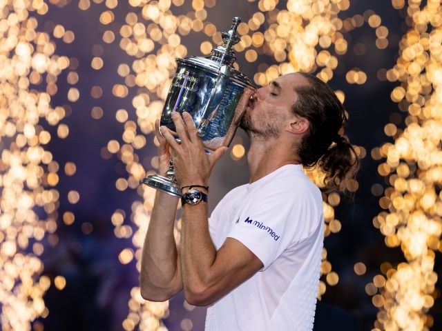 Alexander Zverev bei der Siegerehrung nach seinem Triumph bei den US Open in New York.