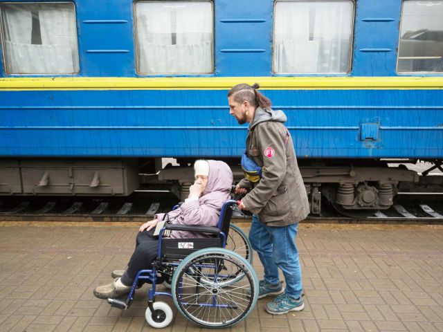 HelpAge leistet in der Ukraine inklusive Nothilfe.