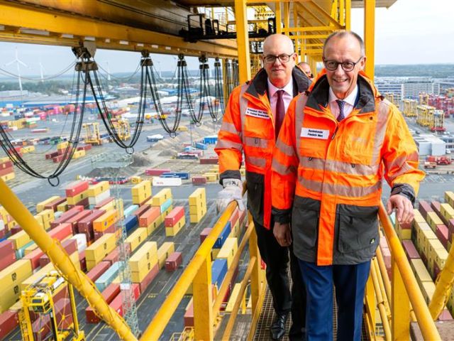 Friedrich Merz (vorn) mit Bremens Bürgermeister Andreas Bovenschulte  