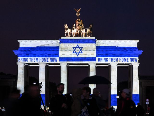 Das Brandenburger Tor in Berlin in den Farben der israelischen Flagge am 7. Oktober 2025 (Archivbild)