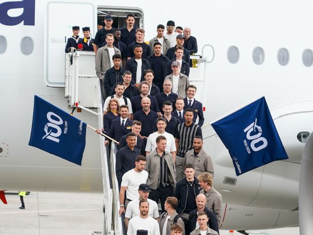 Die deutsche Nationalmannschaft bei ihrer Ankunft in Chicago. 