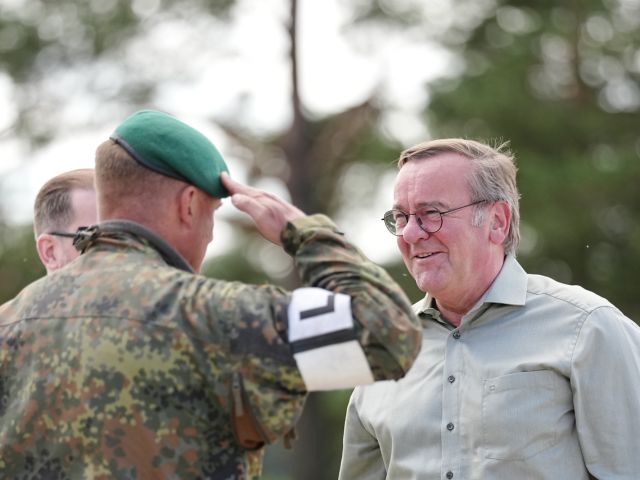 Bundesverteidigungsminister Boris Pistorius beim Besuch der deutschen Panzerbrigade in Litauen