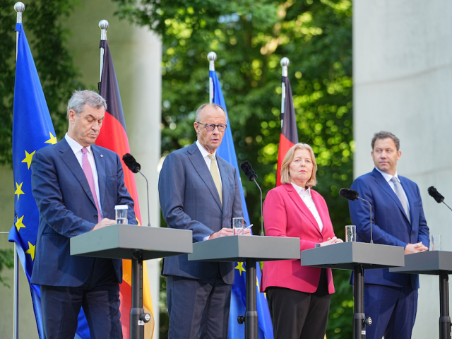 Friedrich Merz, Markus Söder, Bärbel Bas und Lars Klingbeil stellen das Reformpaket im Garten des Kanzleramtes vor.