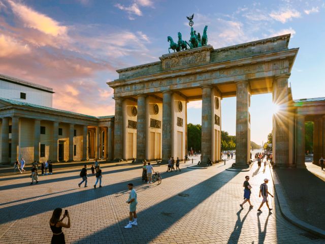 Das Brandenburger Tor in Berlin zählt zu den wichtigsten Wahrzeichen der deutschen Geschichte. 