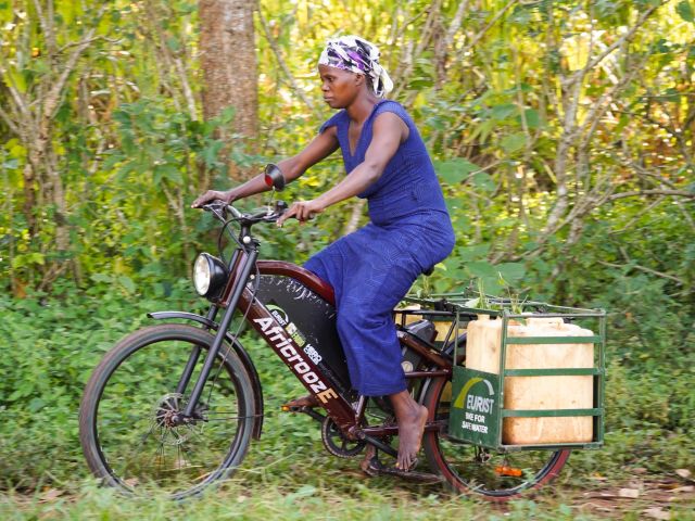Die E-Bikes „Africrooze“ leisten einen Beitrag für nachhaltige Mobilität.