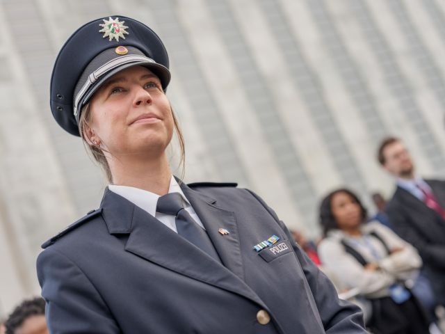 Stephanie Königs in Polizeiuniform 