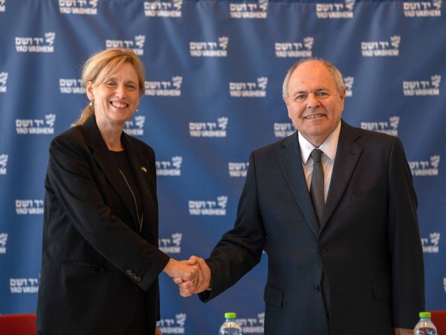 Bildungsministerin Karin Prien mit Dani Dayan, dem Vorsitzenden von Yad Vashem