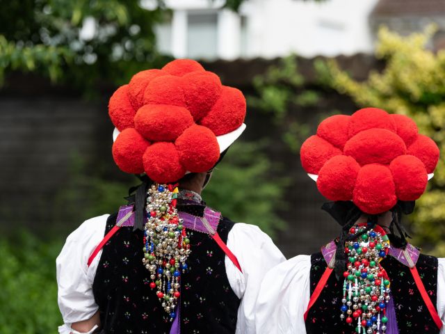 Süddeutschland: Schwarzwälder Tracht mit rotem Bollenhut, traditionell von unverheirateten Frauen getragen 