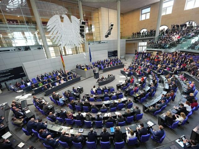 Bundestag stimmt für Finanzpaket 