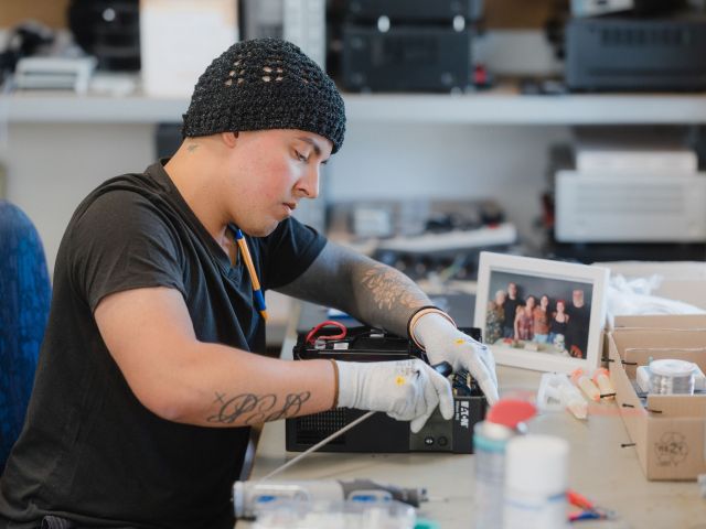 Diego Camilo an seinem Arbeitsplatz