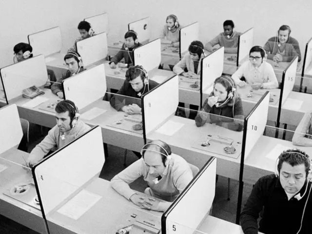 Seit 75 Jahren lehrt das Goethe-Institut die deutsche Sprache, hier im Sprachlabor in München, 1984