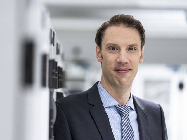 Prof. Dr. Björn Ommer,  ein Mann Mitte 40, kurze dunkle Haare,  im Anzug  