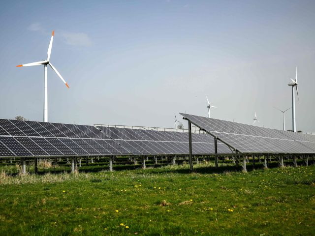 Solaranlagen und Windräder 