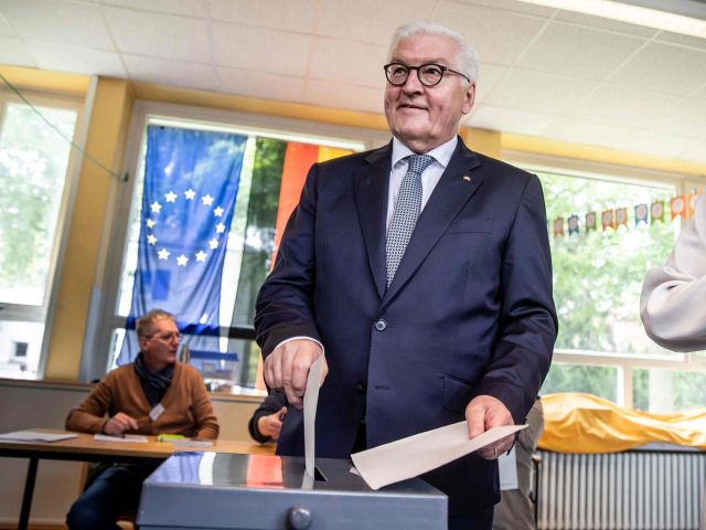 Bundespräsident Steinmeier wirft bei der Europawahl 2019 seinen Stimmzettel in die Wahlurne. 
