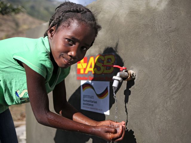 Humanitäre Hilfe: Sauberes Wasser für obdachlos gewordene Menschen in Haiti.