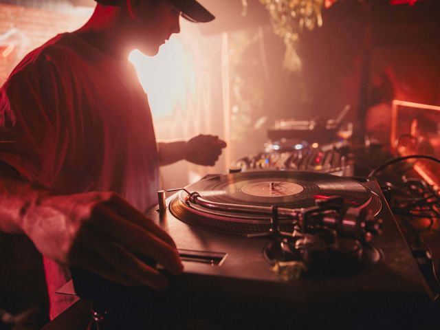 DJing gehört zu den Kernelementen des Hip-Hop.
